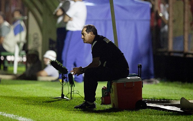Muricy observa seu time durante o confronto contra o Mogi Mirim pela semifinal do Paulista