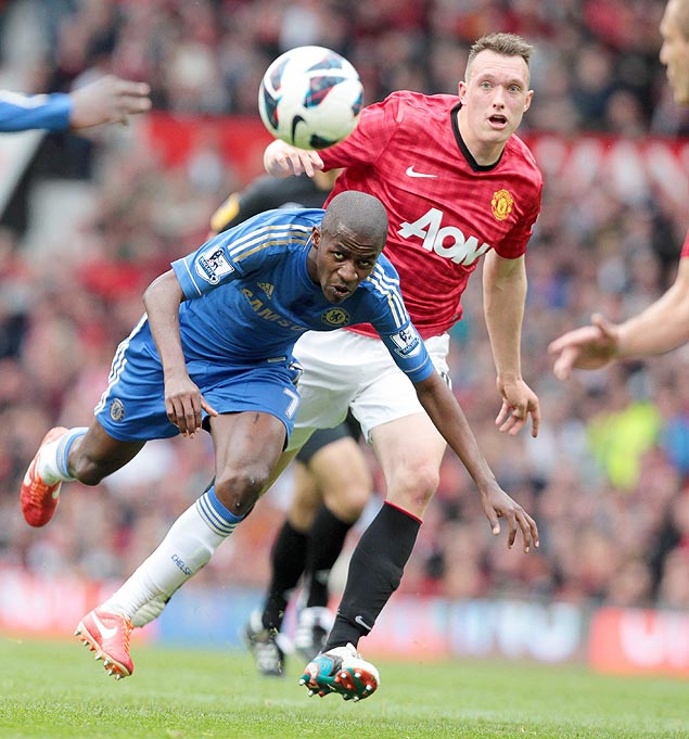 Ramires tenta o passe durante o jogo entre Manchester United x Chelsea