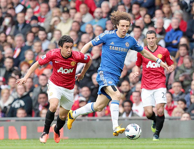 David Luiz (dir), do Chelsea, passa pelo brasileiro Rafael, do Manchester United