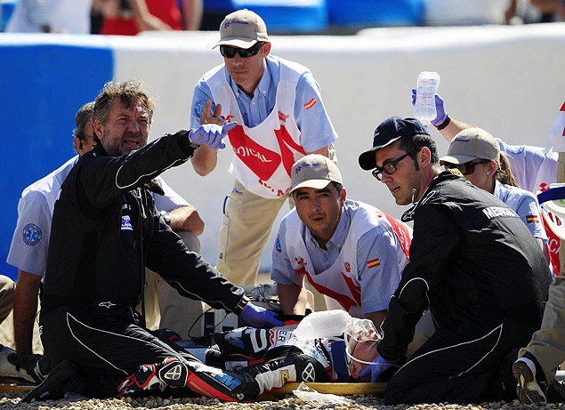 O motociclista francs Alan Techer  atendido pelos mdicos aps sofrer grave acidente durante a prova de Moto3, na Espanha