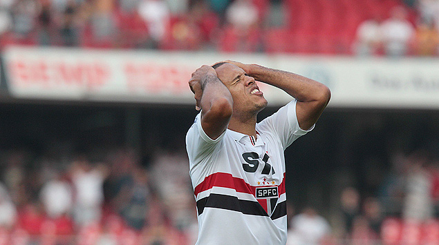 Luis Fabiano lamenta chance desperdia em jogo contra o Corinthians