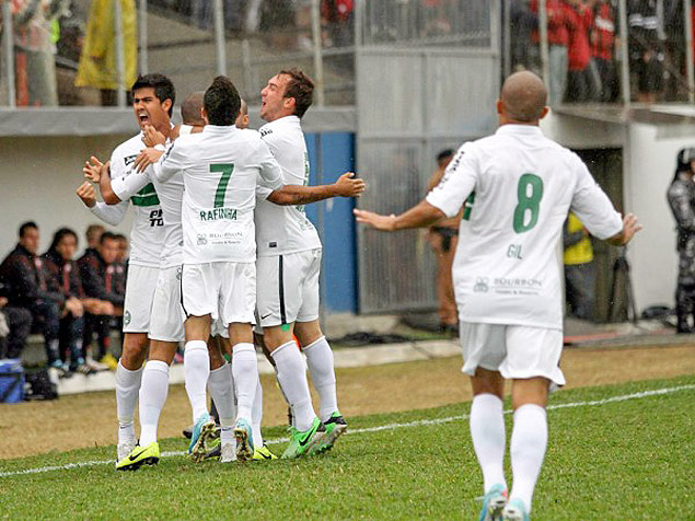 Jogadores do Coritiba comemoram gol na Vila Olmpica
