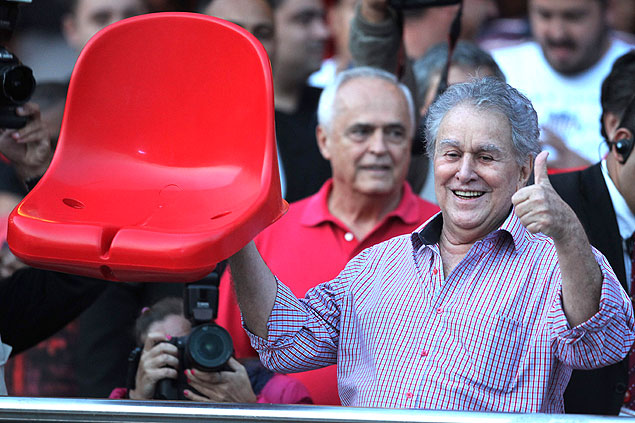 O presidente Juvenal Juvêncio (dir.) mostra última cadeira colocada no Morumbi