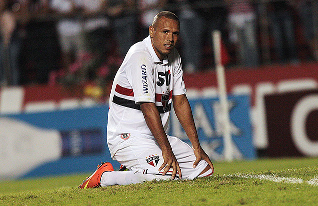 Luis Fabiano lamenta aps perder pnalti contra o Corinthians