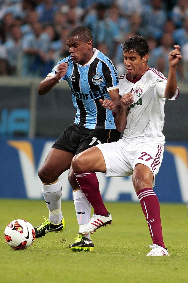 Michael (dir.), do Fluminense, disputa bola com Fernando, do Grmio, durante jogo da Libertadores