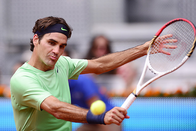 Roger Federer rebate bola na partida contra o tcheco Radek Stepanek, pelo Masters 1.000 de Madri 