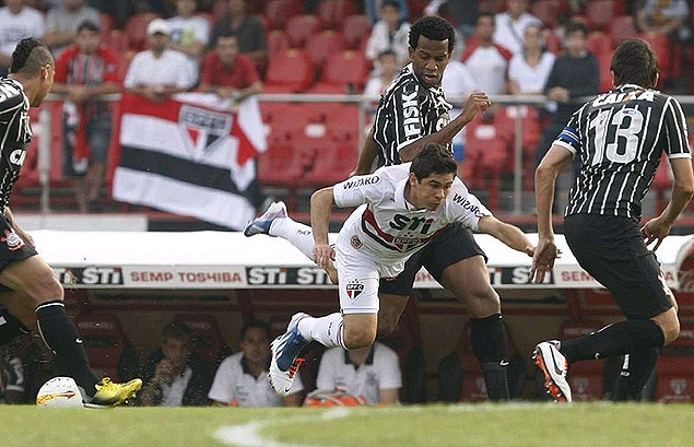 Osvaldo cai no gramado e contunde o quadril durante jogo contra o Corinthians, pela semifinal do Campeonato Paulista