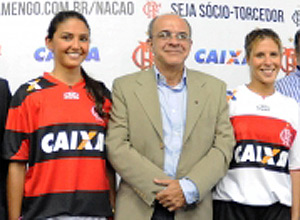 Flamengo apresenta camisa j com patrocnio da Caixa
