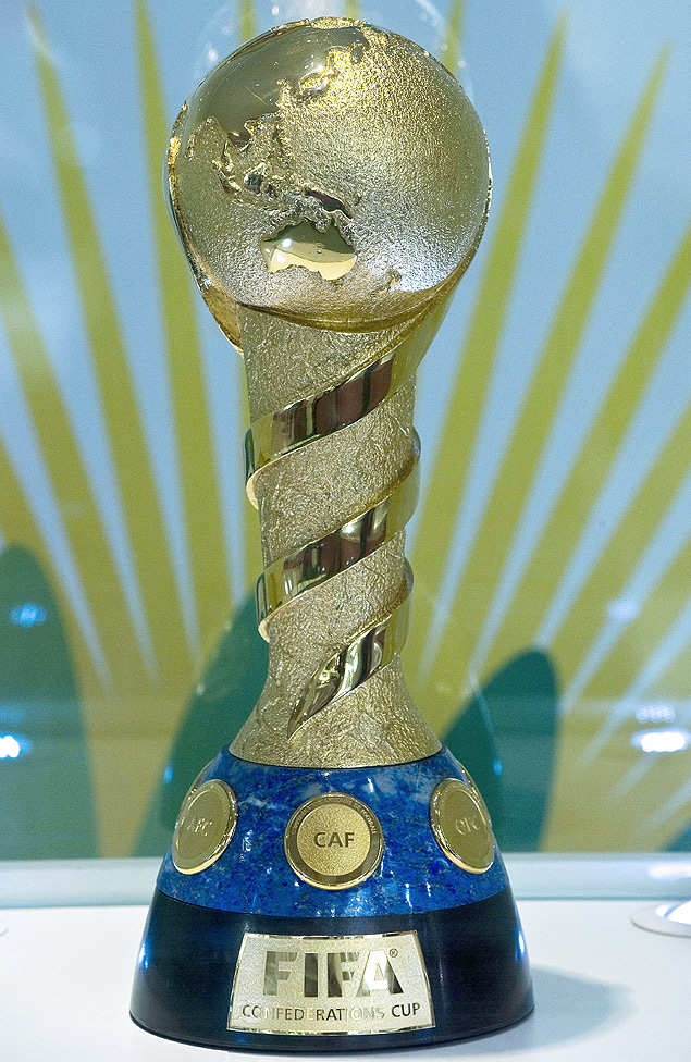 Trofu da Copa das Confederaes  de bronze, banhado a ouro e pesa 8,6 kg