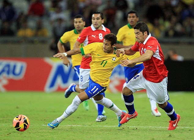 O atacante Neymar tenta passar pela marcao durante amistoso entre Brasil e Chile, no Mineiro