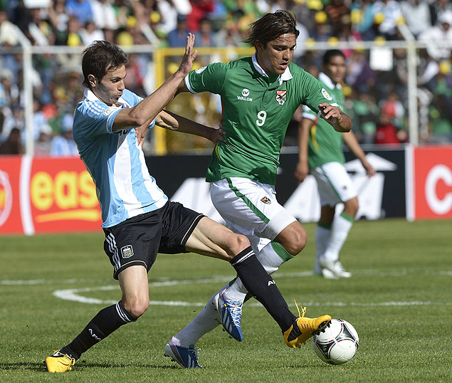 Marcelo Moreno passa por Jos Maria Basanta em jogo da Bolvia contra a Argentina, pelas eliminatrias sul-americanas para a Copa-2014