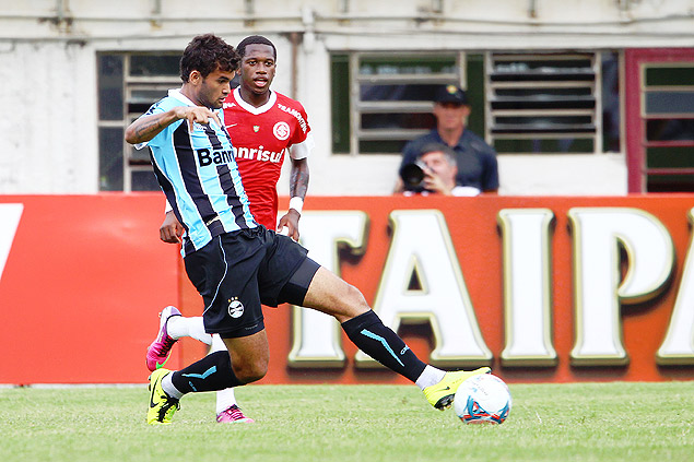 Willian Jos chuta a bola durante a partida contra o Inter pela Taa Piratini, primeiro turno do Campeonato Gacho 