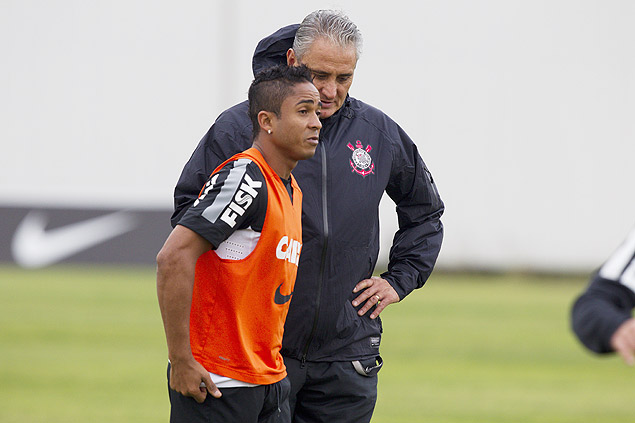Tite conversa com Jorge Henrique durante treino do Corinthians; atacante foi afastado por indisciplina