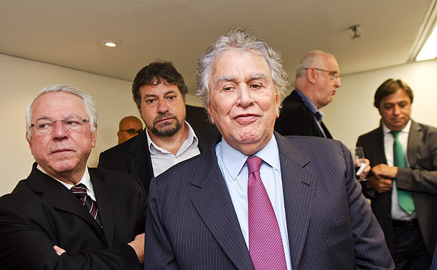 O presidente do So Paulo, Juvenal Juvncio, com outros dirigentes do clube