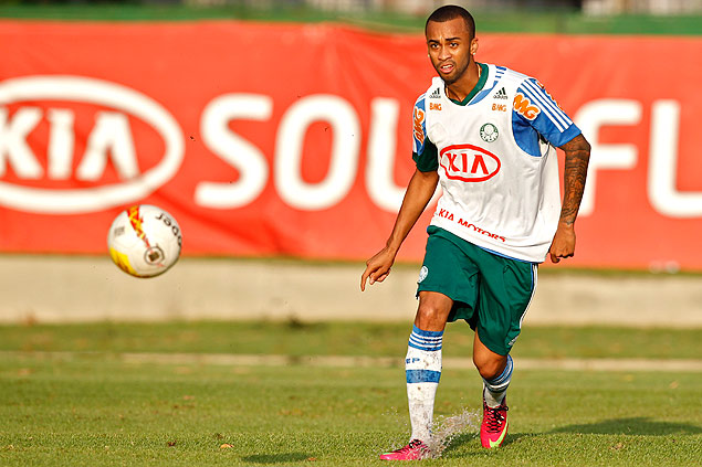 O volante Wesley chuta bola durante um treino do Palmeiras