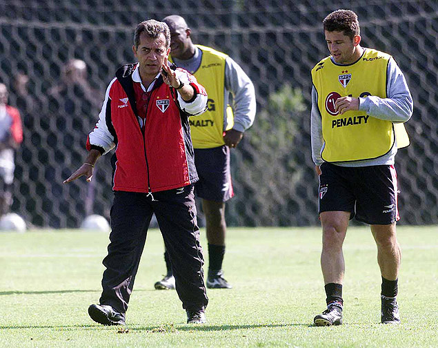 Nelsinho Baptista conversa com Carlos Miguel em treino do So Paulo, em agosto de 2001