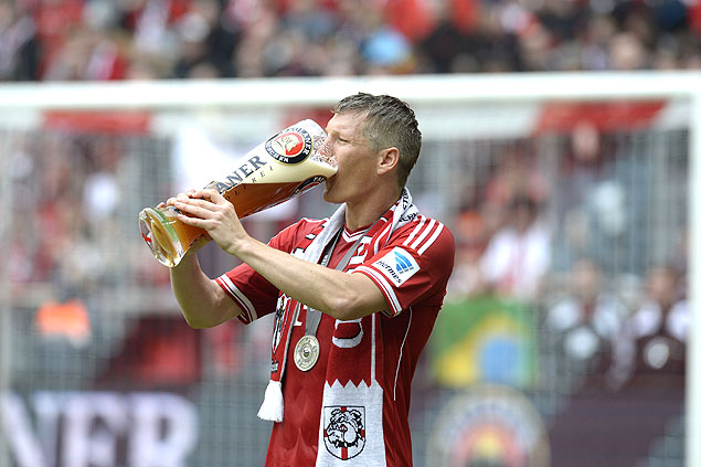 Schweinsteiger bebe cerveja durante a comemorao do ttulo do Campeonato Alemo pelo Bayern