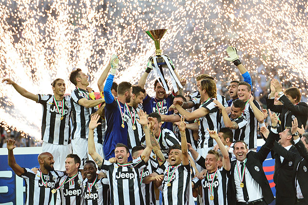 Jogadores da Juventus comemoram o ttulo do Campeonato Italiano da ltima temporada