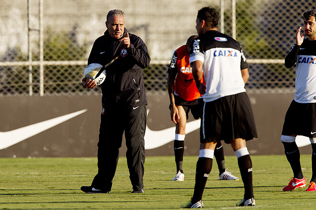 Tite d instrues aos jogadores do Corinthians durante treino no CT Joaquim Grava; tcnico busca seu primeiro Paulista