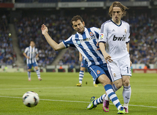 Stuani, autor do gol do Espanyol, disputa a bola com o croata Modric