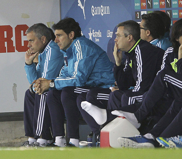 O tcnico Jos Mourinho (esq.) assiste ao empate do Real Madrid com o Espanyol, pelo Campeonato Espanhol