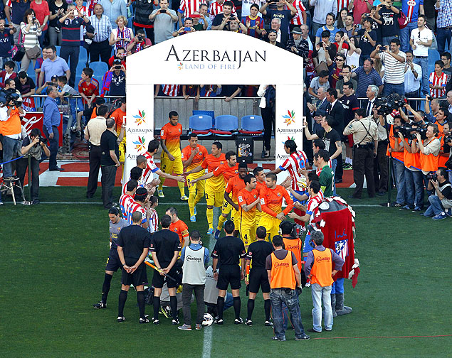 Jogadores do Barcelona entram em campo aplaudidos pelos atletas do Atltico de Madri