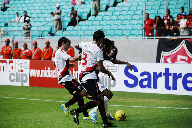 Victor Ramos (centro), do Vitria, tenta tirar a bola do jogador do Bahia, na primeira partida da final do Campeonato Baiano