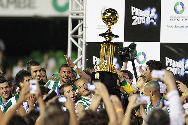 Com Alex segurando o trofu, jogadores do Coritiba comemoram tetracampeonato Paranaense
