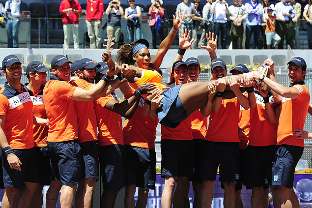 Serena Williams festeja ttulo do torneio e  carregada por garotos 