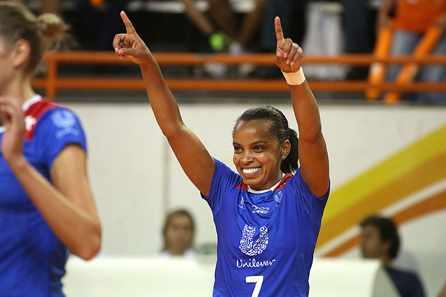 A levantadora Fofo comemora ponto durante jogo do Rio; jogadora de 43 anos renovou por mais um ano