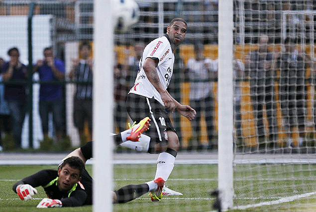 Renan Ribeiro v o chute de Adriano entrar durante confronto entre Corinthians e Atltico-MG pelo Brasileiro de 2011