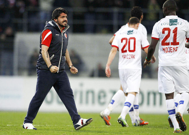 Gennaro Gattuso grita durante jogo do suo Sion 