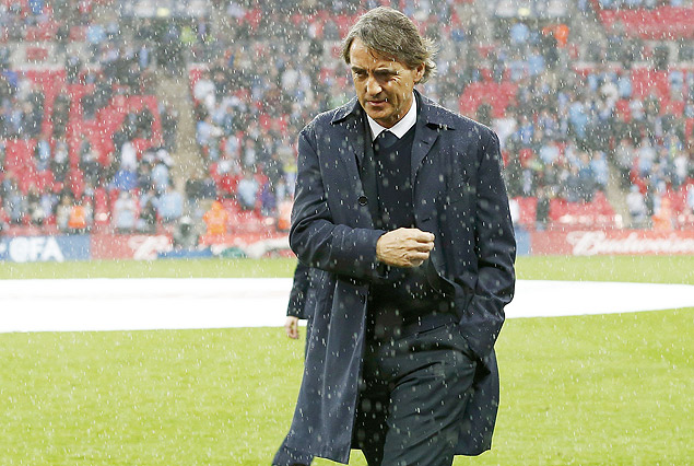 Roberto Mancini sai de campo aps derrota do Manchester City em Wembley 