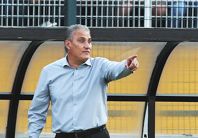 Tite orienta a equipe contra o Santos, na partida de ida da final do Paulista