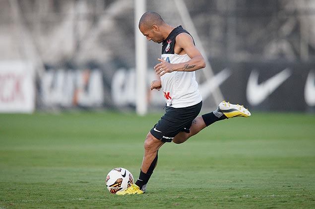 Emerson chuta a bola durante treino do Corinthians, no ms de maio