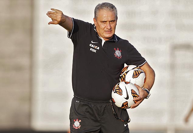 Tite orienta equipe durante treino do Corinthians
