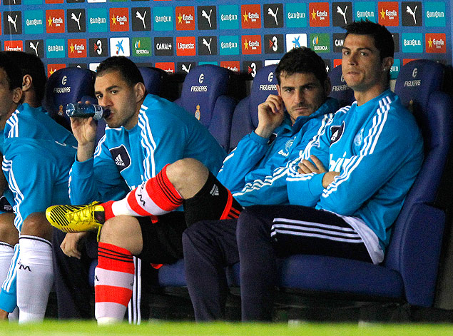 Ao lado de Ronaldo (dir.), Iker Casillas assiste a partida contra o Espanyol do banco de reservas; goleiro foi aplaudido pela torcida