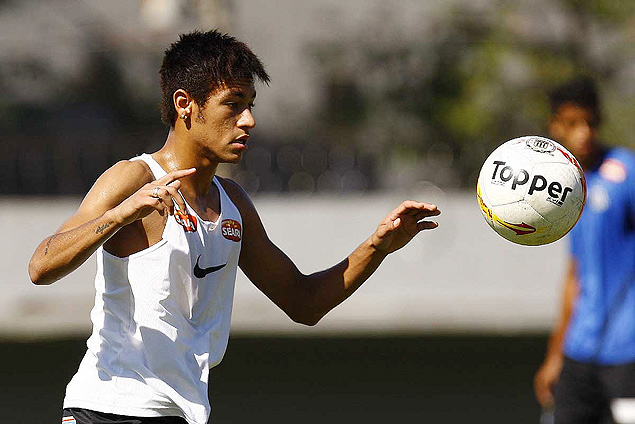 Neymar bate bola durante treino do Santos no CT Rei Pel