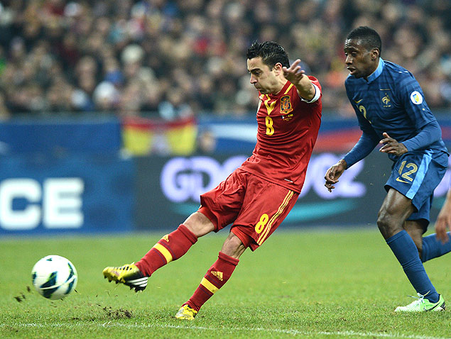 O meio-campista Xavi chuta a bola durante jogo entre Frana e Espanha pelas eliminatrias europeias para a Copa do Mundo do Brasil
