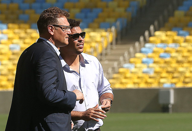 O secretrio-geral da Fifa, Jrme Valcke, e ex-jogador Ronaldo inspecionam o estdio do Maracan, no Rio