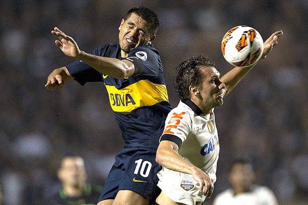 Paulo Andr disputa bola com Riquelme durante duelo entre Corinthians e Boca Juniors pela Libertadores