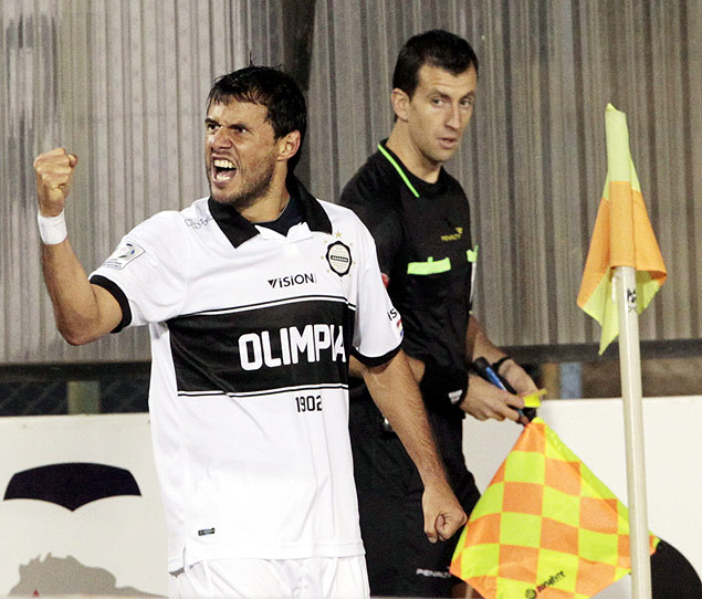 Fredy Jos Bareiro, jogador do Olimpia, celebra o gol diante do Tigre, durante a partida pelas oitavas de final da Libertadores 