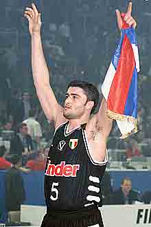 Predrag Danilovic celebrando a vitria em jogo da semifinal do Campeonato Europeu de 1999