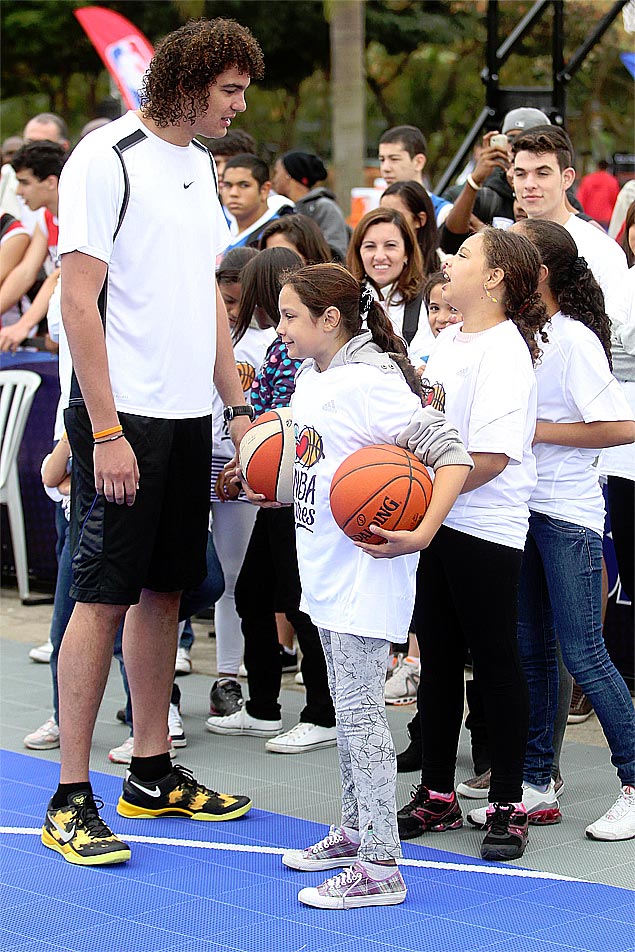Anderson Varejo orienta crianas durante clnica de basquete em evento para fs da NBA no Parque Villa-Lobos, zona oeste de So Paulo