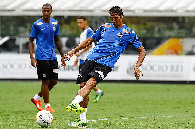 O zagueiro Durval durante treino do Santos; jogador pode conquistar o seu 11 ttulo estadual
