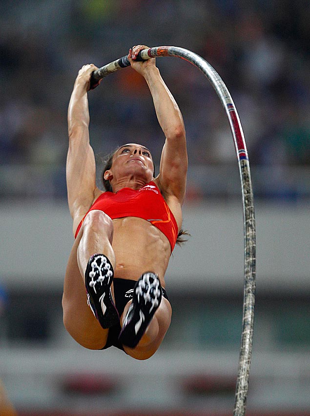 A russa Ielena Isinbaieva salta durante a competição de salto com vara, pela Liga Diamante, em Xangai