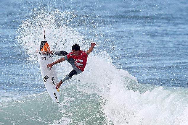 Adriano de Souza, o Mineirinho, faz uma manobra durante a etapa brasileira do circuito mundial de surfe, no Rio