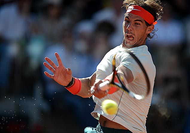 O espanhol Rafael Nadal tenta rebater uma bola contra o suo Roger Federer