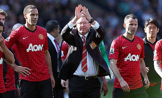 O tcnico Alex Ferguson sada a torcida, na despedida do comando do Manchester United