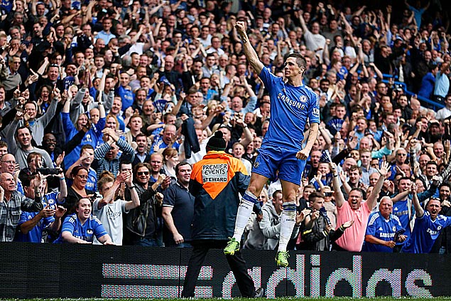 O espanhol Fernando Torres comemora o segundo gol do Chelsea, na vitria sobre o Everton, que garantiu uma vaga na Champions